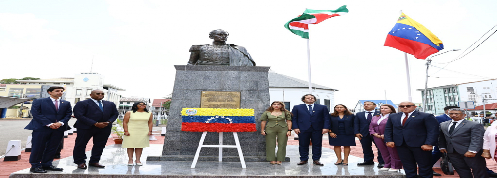 Mandataria venezolana encabezó ofrenda floral ante monumento de Simón Bolívar en Surinam